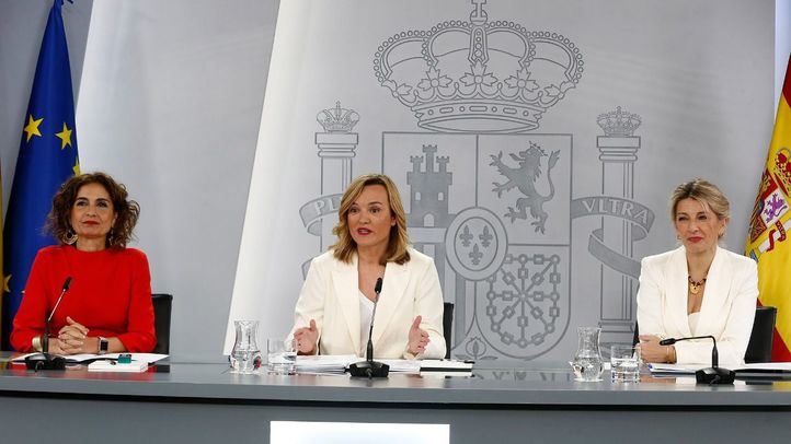 La vicepresidenta primera y ministra de Hacienda, María Jesús Montero, la ministra de Educación, FP y Deportes y portavoz del Gobierno, Pilar Alegría, y la vicepresidenta segunda y ministra de Trabajo y Economía Social, Yolanda Díaz