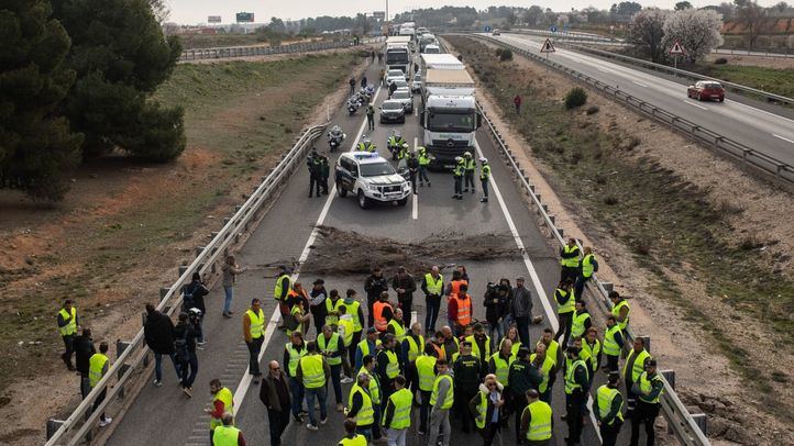 Protestas de los agricultores en la A-3 a la altura de Villarejo de Salvanés