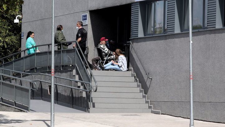 Puerta de acceso al centro de acogida municipal para personas sin hogar Puerta Abierta, en el distrito madrileño de Latina, en Madrid