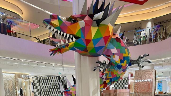 Dragón en el atrio de El Corte Inglés de Castellana