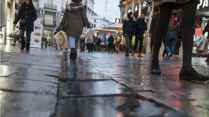 Transeúntes pasean por la calle Arenal de Madrid