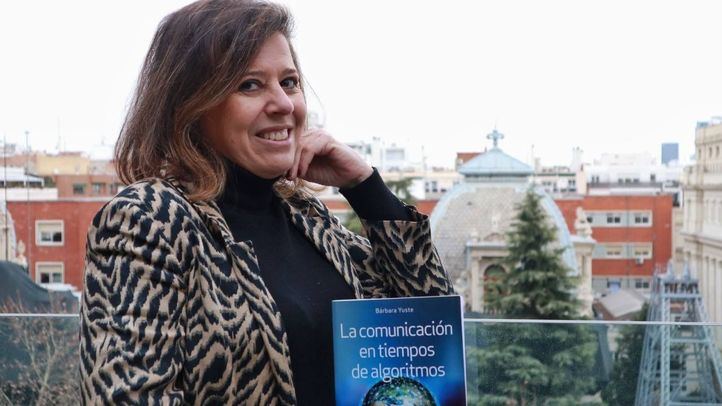 Bárbara Yuste posa con su libro