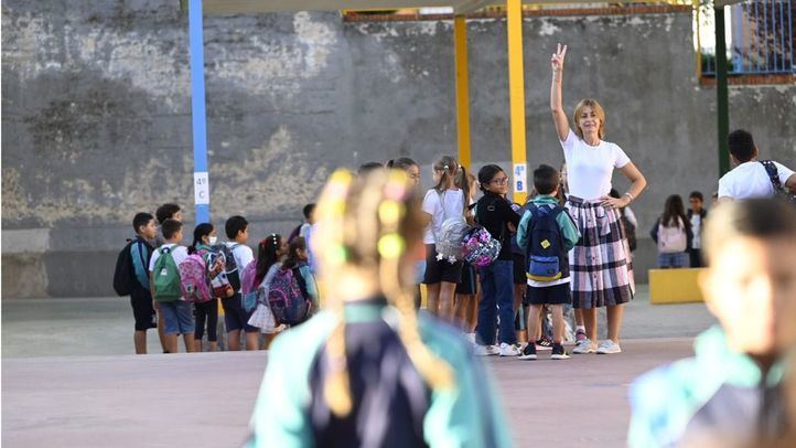 Una maestra reúne a sus alumnos