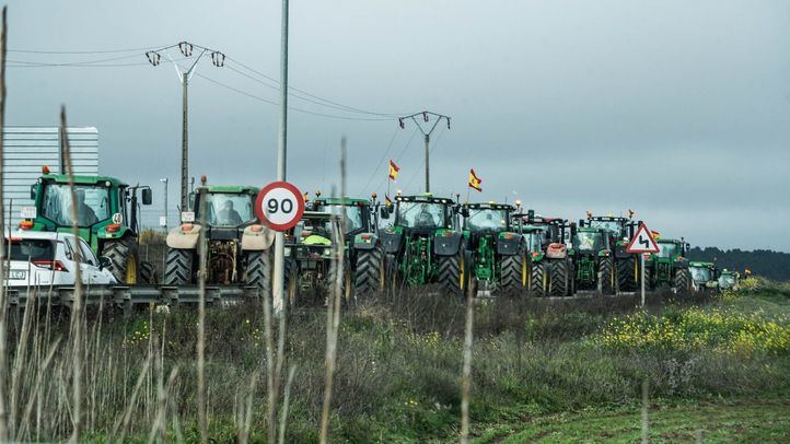 Tractorada de Titulcia a Torrejón de Velasco en la M-404 durante la sexta jornada de protestas de los ganaderos y agricultores