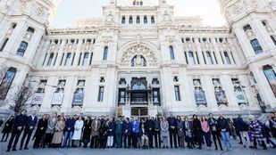 Cibeles homenajea a los guardias civiles fallecidos en Barbate entre críticas a Marlaska