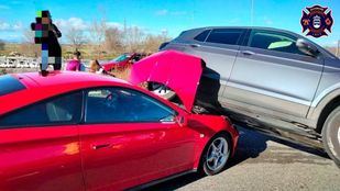 Una colisión sin heridos deja un coche encima de otro en la A-5, en Alcorcón