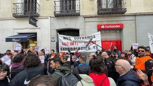 Concentración contra la compra de varios edificios de viviendas en Madrid por parte de la empresa Elix
