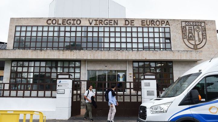 Dos personas pasan por la puerta del colegio privado Virgen de Europa, a 17 de octubre de 2022, en Boadilla del Monte