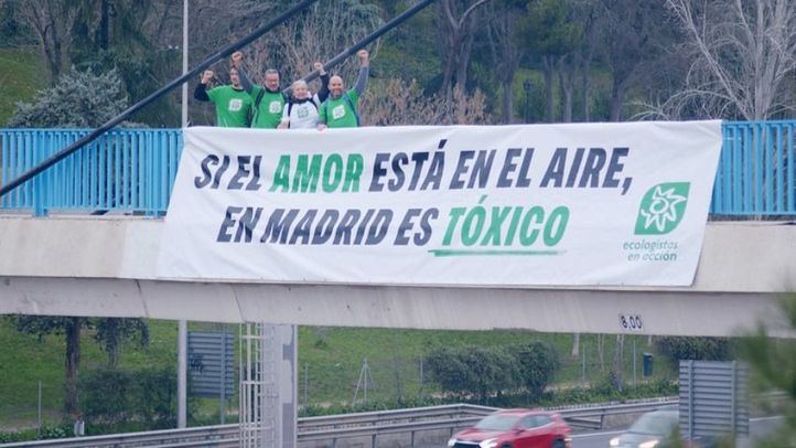 Ecologistas en Acción coloca una pancarta en la M-30 con motivo de San Valentín denunciando la calidad del aire de Madrid