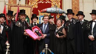 Almeida recibe a la Alegre Cofradía del Entierro de la Sardina