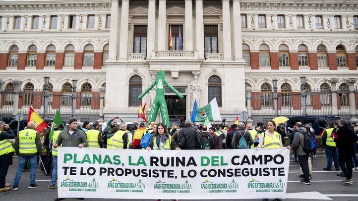 Agricultores y ganaderos sujetan pancartas durante una protesta ante el Ministerio de Agricultura, a 15 de febrero de 2024