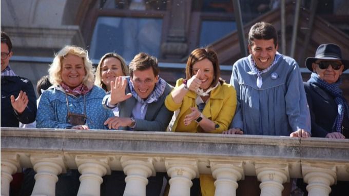 Almeida y Maria José Català en el balcón del Ayuntamiento de Valencia