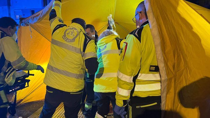 Los servicios de Emergencias Madrid atienden al herido en Villaverde