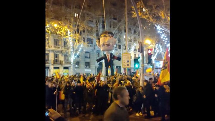 Cuelgan y apalean un muñeco de Pedro Sánchez tras comer las uvas en ferraz