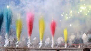 La 'mascletà' tiñe de humo y pólvora el cielo de Madrid
