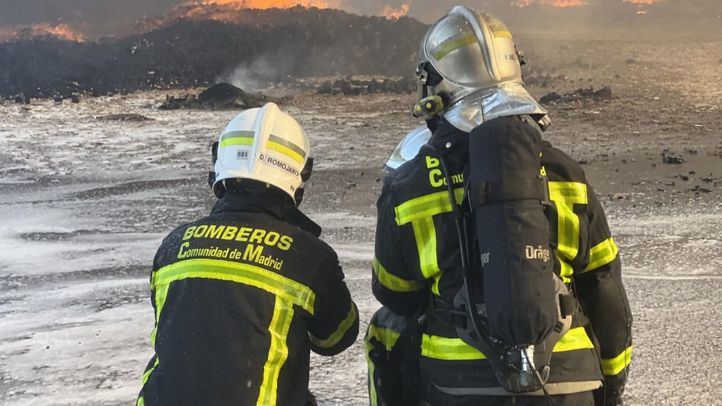 Bomberos de la Comunidad con su uniforme de intervención azul
