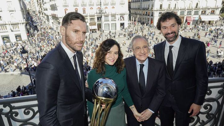 La presidenta de la Comunidad de Madrid, Isabel Díaz Ayuso, recibió este lunes en la sede del Gobierno regional al Real Madrid de baloncesto por la conquista de su vigesimonovena Copa del Rey