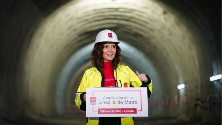 Isabel Díaz Ayuso, en una rueda de prensa en el lugar donde están acometiéndose las obras de la Línea 3