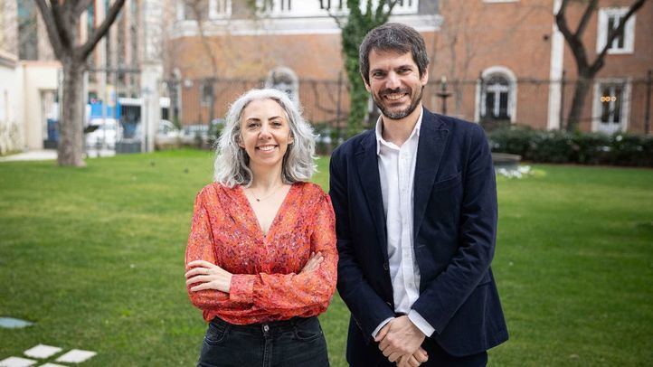 El ministro de Cultura, Ernest Urtasun, posa junto a Jazmín Beirak.
