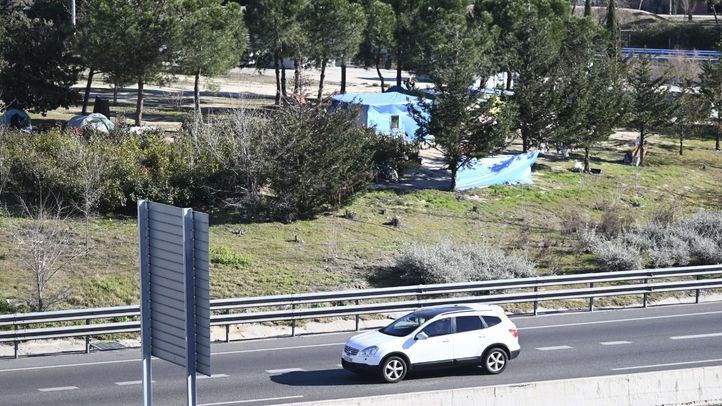 Chabolas en un lateral de la M-30