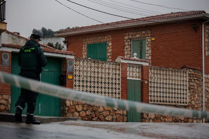 Fachada de la casa donde han aparecieron muertos tres hermanos en Morata.