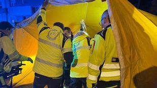 Los servicios de emergencia atienden al joven apuñalado en Villaverde.
