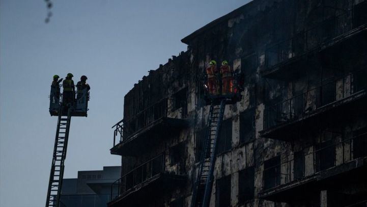 Bomberos buscan a los desaparecidos en el bloque incendiado en Valencia