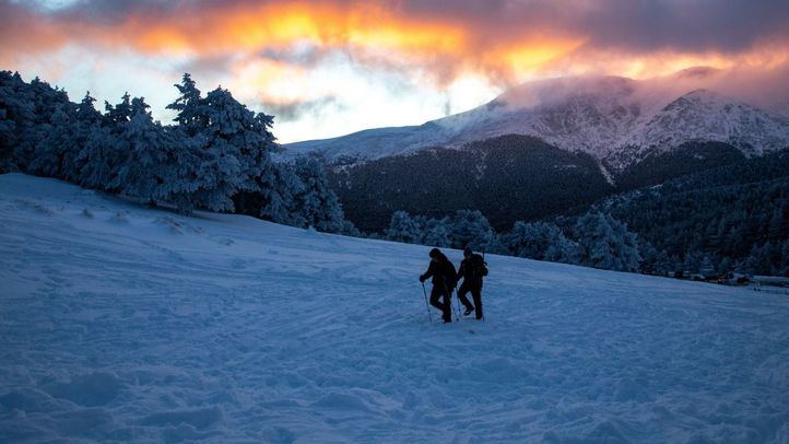 Dos esquiadores en la Sierra de Guadarrama, a 7 de enero de 2024