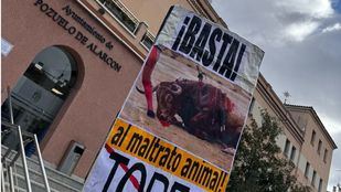 Concentración en contra de la inclusión de una plaza de toros en el Presupuesto del Ayuntamiento