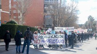 Varias personas protestan durante una manifestación contra la recalificación del Centro Comercial de la Ermita del Santo.