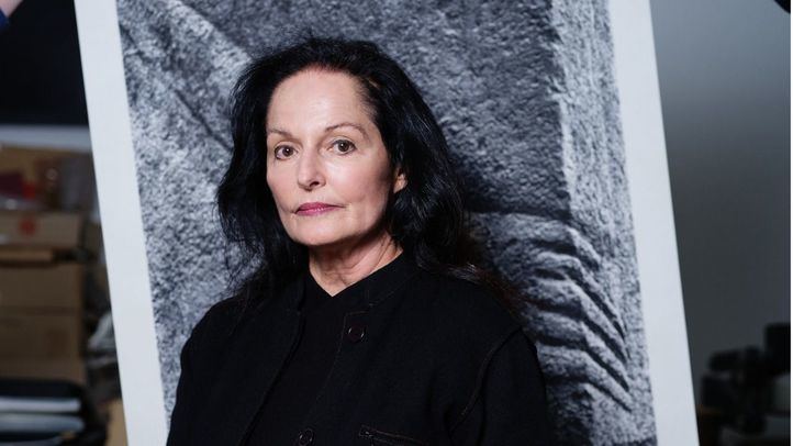 Isabel Muñoz junto a su obra