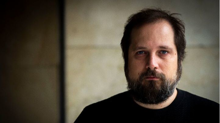 El director Carlos Vermut posa durante una entrevista para Europa Press en los cines Renoir Princesa, a 22 de noviembre de 2022