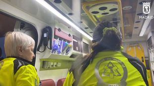 Sanitarios atienden a la mujer apuñalada en Madrid Río