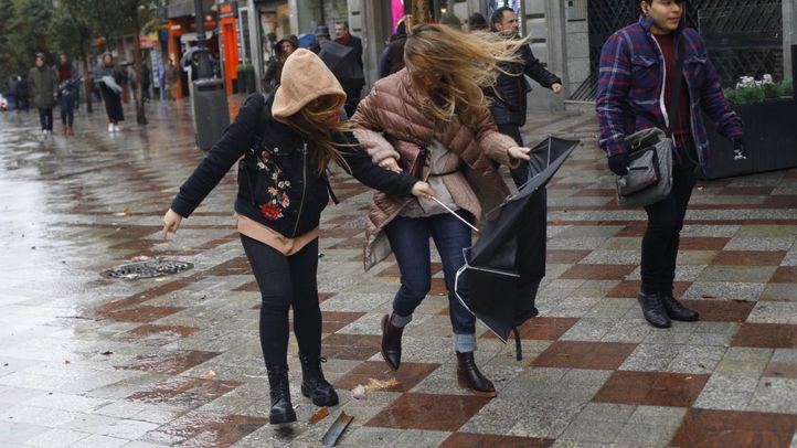 Imagen de archivo de personas paseando en un día de viento