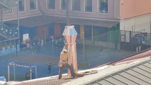 Desmontaje de las chimeneas de las cocinas fantasma junto al colegio Miguel de Unamuno