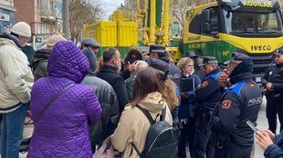 Vecinos protestan por la instalación de una grúa gigante que sobrevuela sus casas.