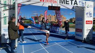 Línea de meta de la Media Maratón Latina.