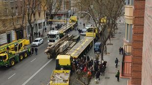 Momento de la instalación de la grúa y protesta vecinal.