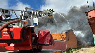 Diez dotaciones de Bomberos controlan un incendio en el polígono de Polvoranca en Leganés