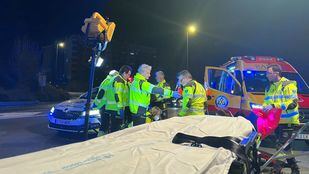 Los servicios de emergencias atienden al motorista herido.