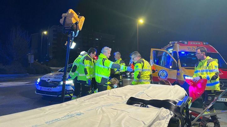 Los servicios de emergencias atienden al motorista herido.