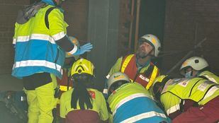 Sanitarios del 112 atienden a un trabajador herido