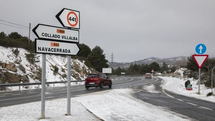Dos coches en una carretera nevada, a 3 de marzo de 2024, en Navacerrada