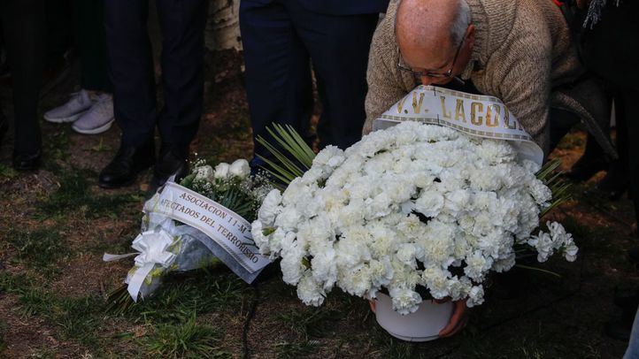 Acto en homenaje a las víctimas del 11-M, en la Estación de Santa Eugenia junto a la escultura 'Ilusión truncada'