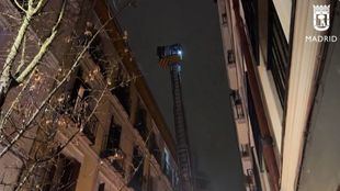 Los Bomberos desalojan el edificio.