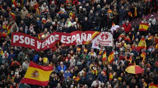 "España no se vende": miles de personas desbordan Cibeles para exigir la dimisión de Pedro Sánchez