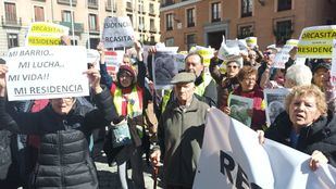 Vecinos de Orcasitas reclaman en la Plaza de la Villa la gestión de una residencia de mayores en el barrio
