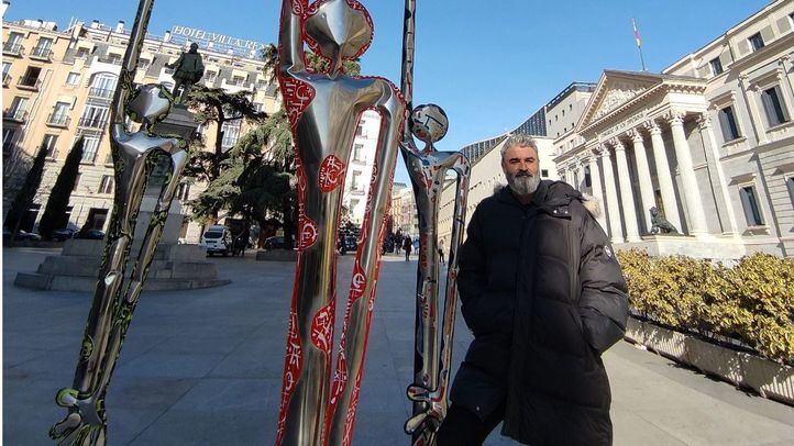 El artista junto a una de sus esculturas en la plaza de Las Cortes