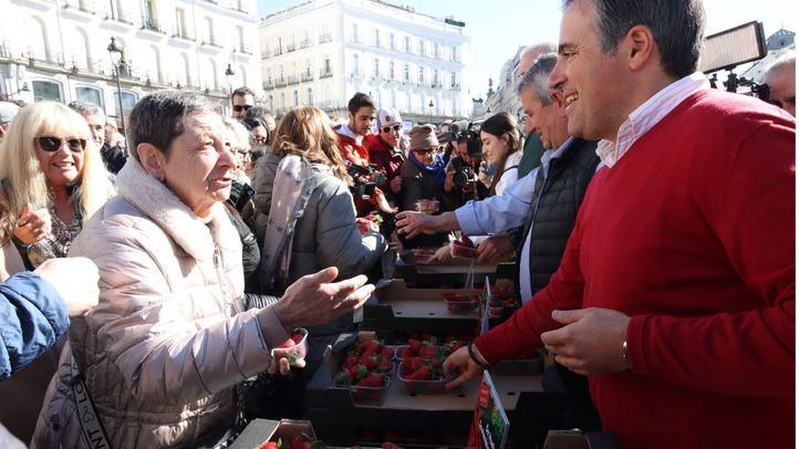 Reparto de fresas de Huelva en la Puerta del Sol