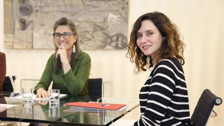 Ayuso recibe a Manuela Bergerot en Sol